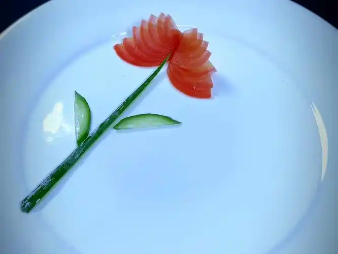 把西红柿做成吃不起的样子#摆盘技巧 #吃出仪式感 #西红柿摆盘 #摆盘