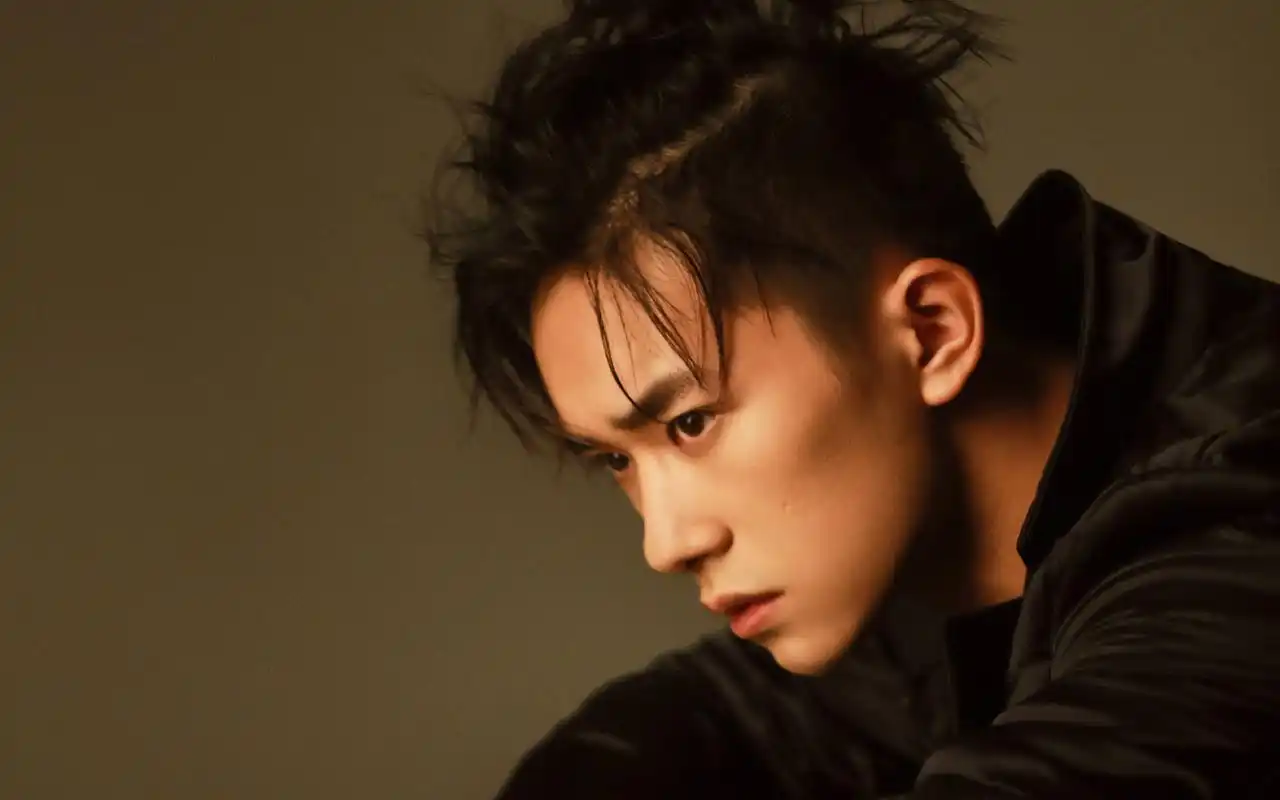 易烊千玺杂志照片高清电脑壁纸