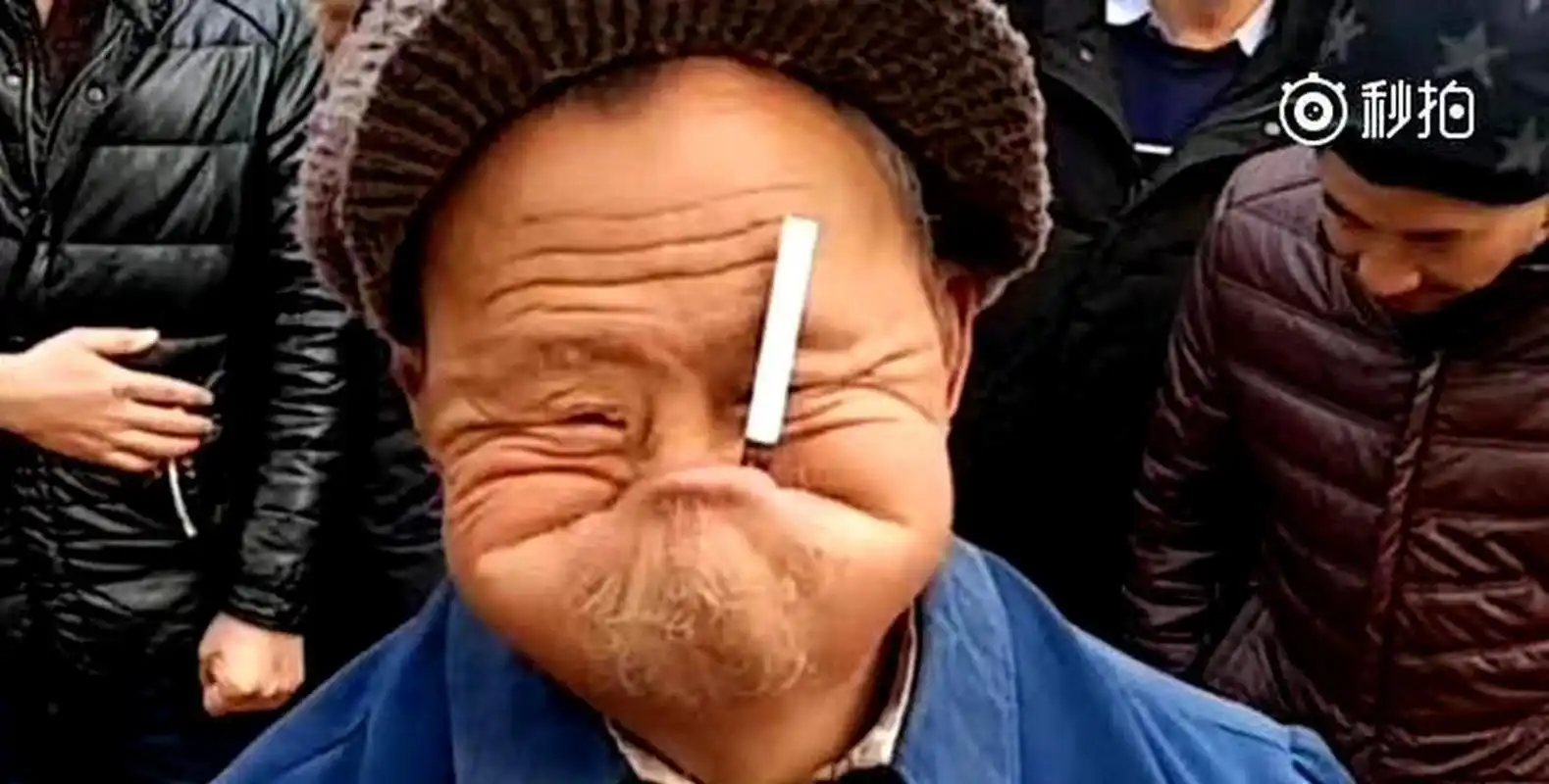 一般人很难达到这位老人的表情.