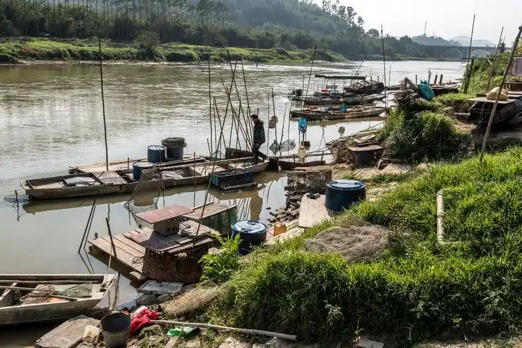 现在仅剩打渔的船家使用码头,当年人来船往,人头拥拥情景变成逝去的