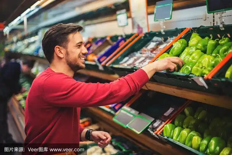 漂亮的单身男人在超市买东西