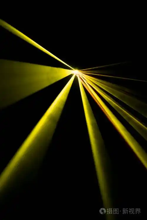 激光束黄色黑色背景上照片-正版商用图片0y55n6-摄图新视界