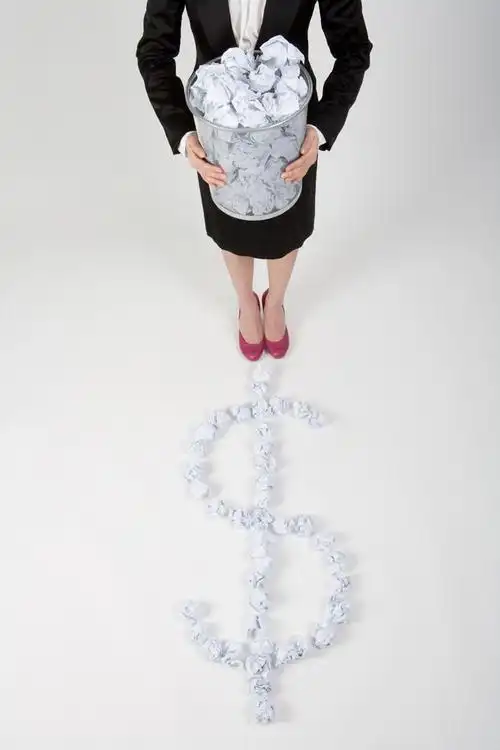 环保志愿者美女与货币符号高清图片