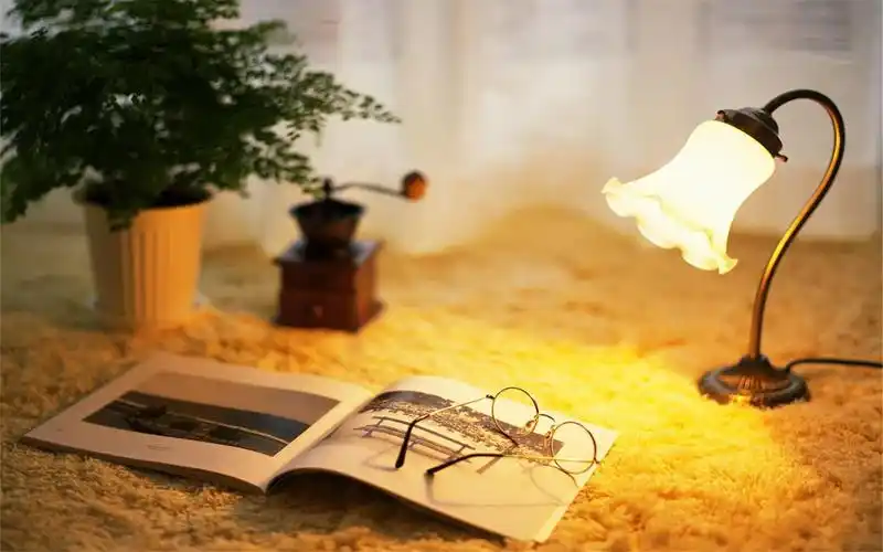 台灯温暖唯美桌面壁纸高清下载