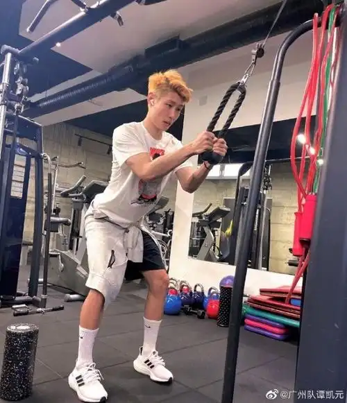 广州队小将谭凯元晒健身房训练照努力奋斗等待
