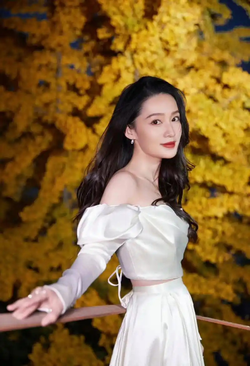 李沁白色裙子真好看,红唇性感迷人.