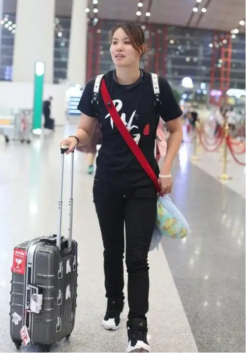 傅园慧一身t恤走机场虽然造型简单却暴露好身材曲线不输男模