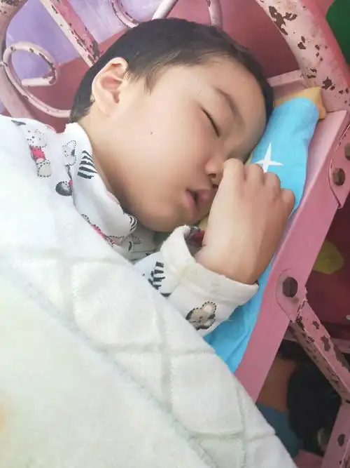 宝宝午睡图