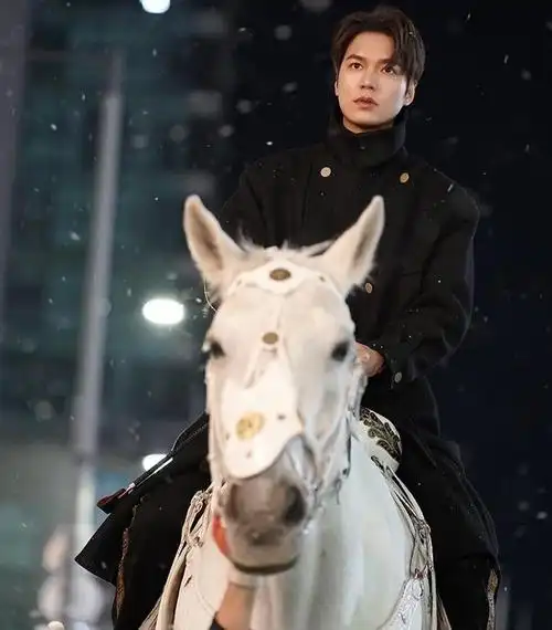 《永远的君主》即将大结局!盘点氧气女主穿搭合集,单眼皮照样很美!