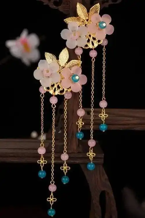 古代发饰的品种有:发笄,簮,钗,步摇,凤冠,华盛,发钿,梳篦,抹额,花钿.