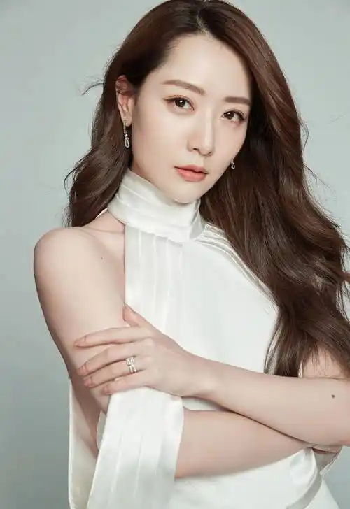 白冰的演艺事业不断攀升,她接连出演了多部热门剧集,如《隐婚男女》