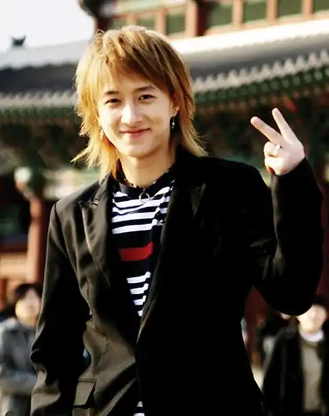 韩庚早年的旧照,真是天生英俊胚子,出道这么多年帅气的颜值未变