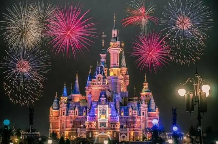 这块地方相对于迪士尼城堡的正前方,直接给视觉的冲击力可能没有那么