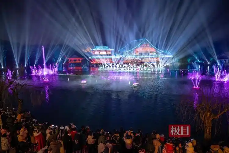 极目红火年|襄阳唐城新春狂欢,60多场演出嗨玩"白 黑"