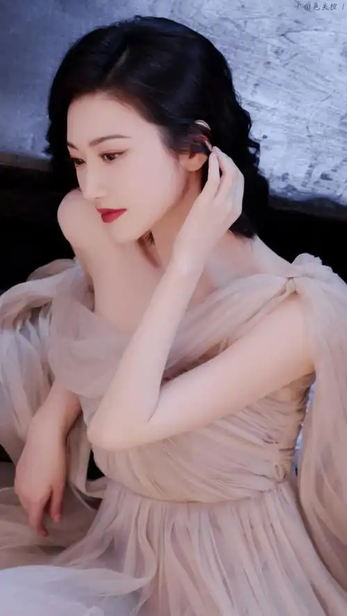 景甜超话好温柔喔~/ 截修壁纸#景甜薄纱梦幻长裙