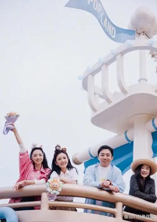 佟丽娅董璇共享游美照片,甜得让人心跳加速,皮肤白得像双胞胎