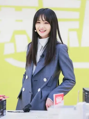 郑爽灰色收腰西装搭纯白领带衬衫,青春甜美优雅,逆天长腿太可了