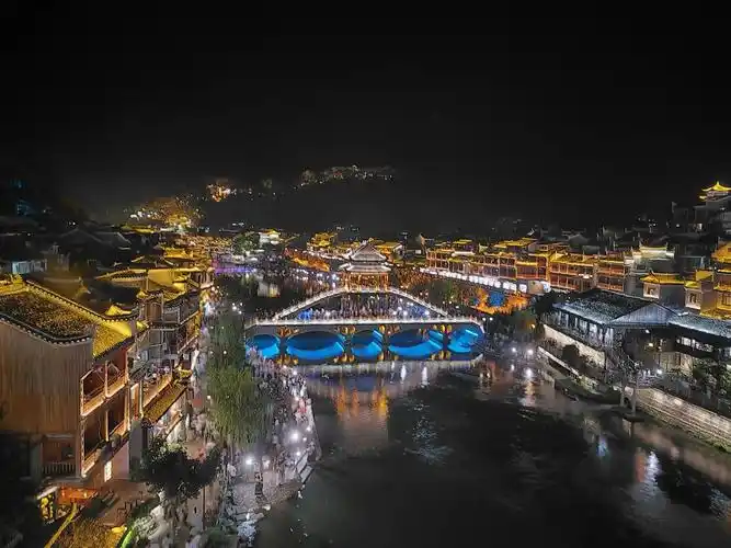 总要去一次凤凰古城吧,在茂茂心心念念的长安城,吹吹沱江的风 - 兑趑