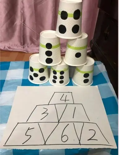 3.根据卡牌进行搭纸杯的游戏!