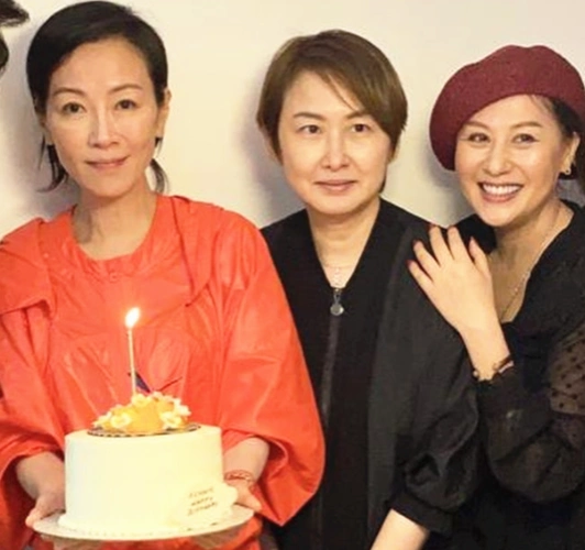 51岁袁洁莹低调庆生面黄肌瘦显沧桑曾拥数段情今却孤独一人