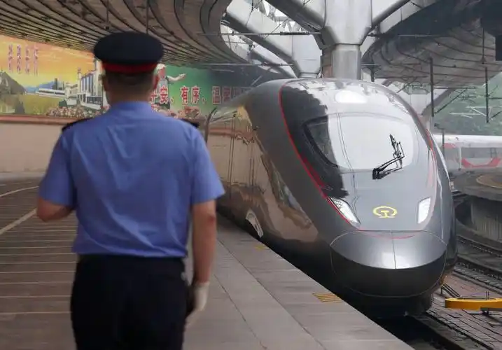 6月25日,复兴号智能动车组g5次列车在无障碍卫生