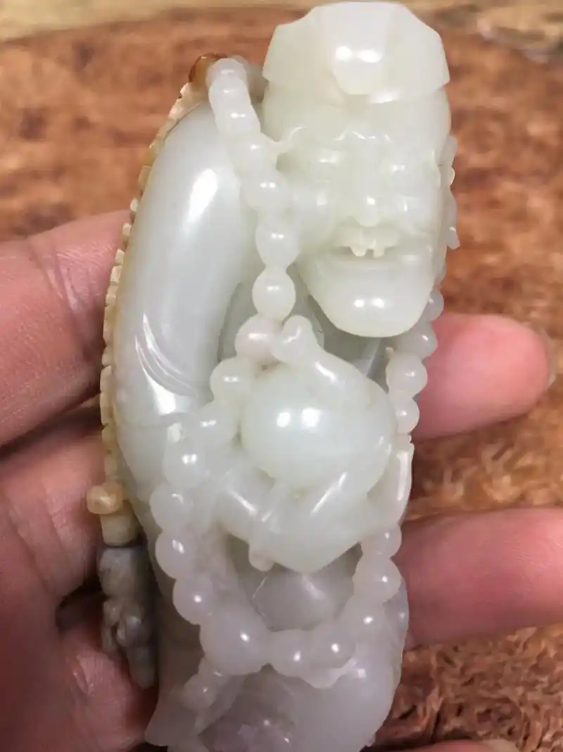 海派玉雕大师崔磊老师的作品,降龙罗汉,这是用和田玉独籽雕刻的 - 抖