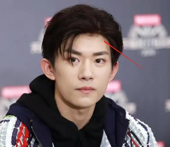 明星照片男,明星照片男生 帅气(当红男星生图:杨洋抬头纹)