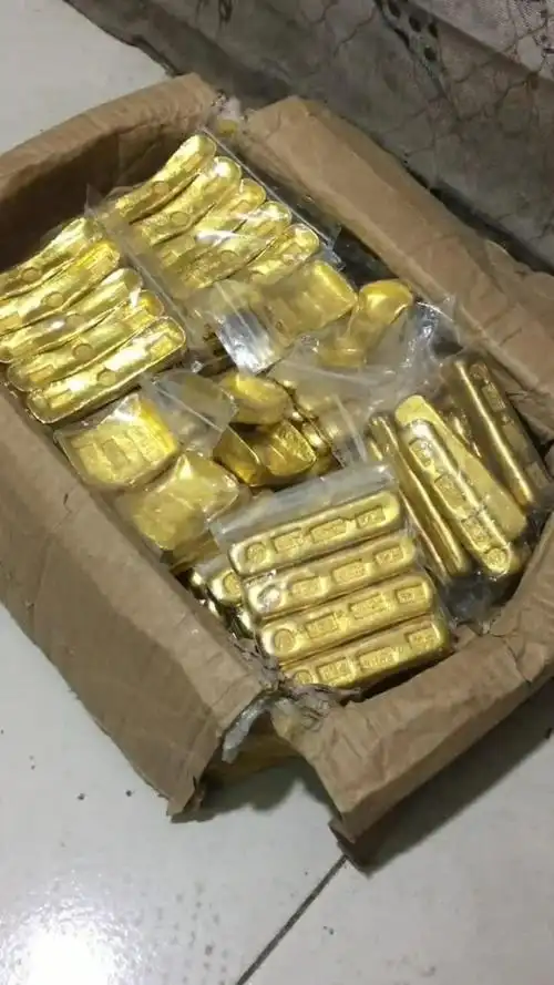 今天从老家里翻出一个箱子,里面装了一箱子金条,以后每天一只烧鸡