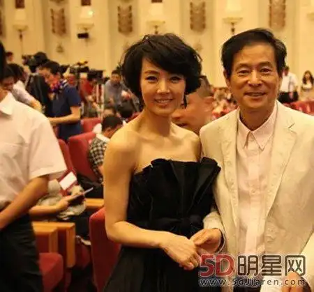 姜宏波陈国星 陈国星一共有两任妻子,前妻是中国早期的知名女演员方舒