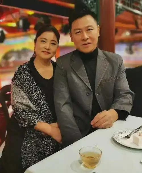 便衣警察演员胡亚捷妻子撞脸凤凰传奇玲花