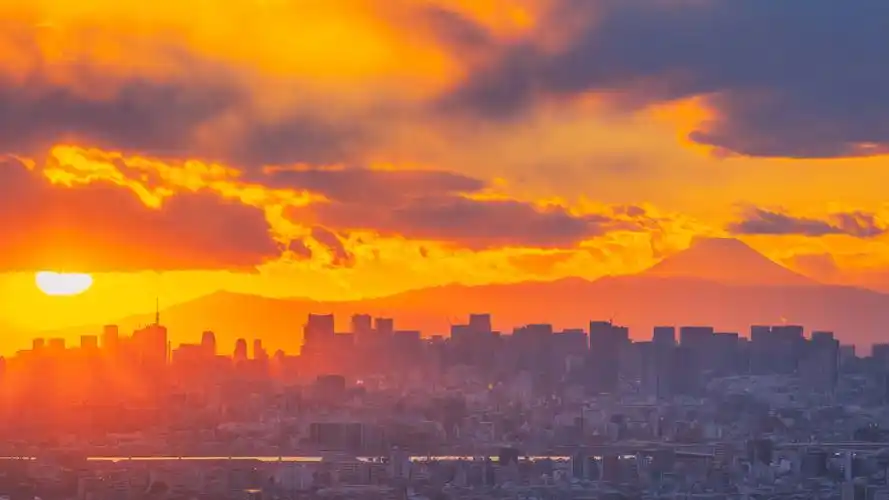 城市唯美迷人的黄昏风光