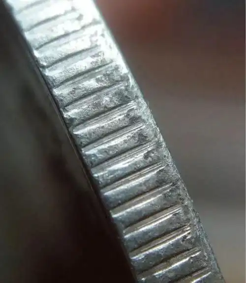 边齿是银元辨伪的最后一步,也是最关键的一步,边齿的压力和里面摖痕的