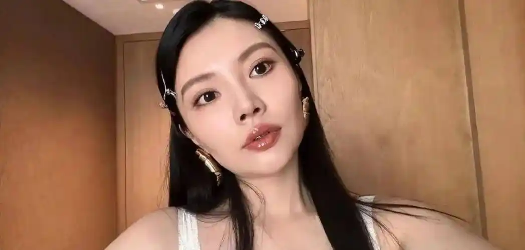 她严厉谴责了那些通过贩卖她未正式发表的私密照片和走光照以谋取非法