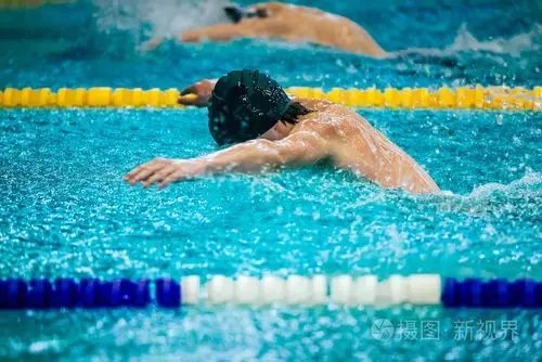 年轻的男运动员游泳蝴蝶