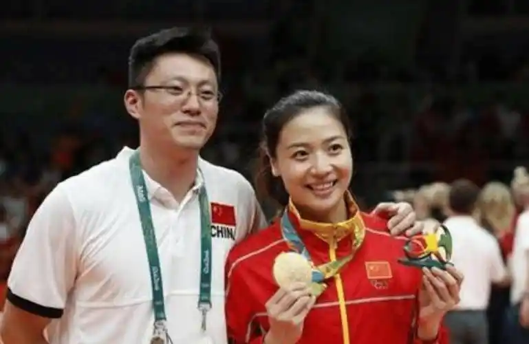 大帅哥对朱婷很照顾,要出现队内恋情?_中国女排_李童_球迷