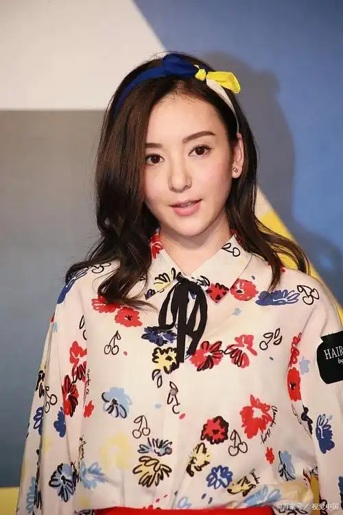 郭富城方媛看赛马甜蜜互动,爱驹跑第一赢198万,网友:夫妻目标