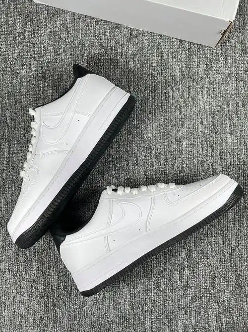 黑白配色的耐克空军一号