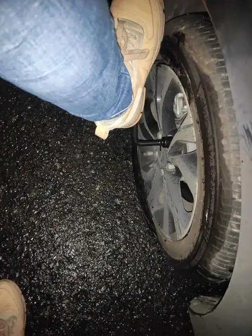 wdnmd雨夜爆胎人生的第一次换胎服了