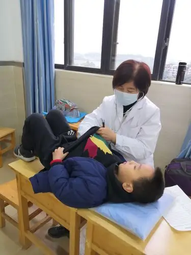 我体检,我健康.我们要做一名德智体美劳全面发展的优秀小学生.