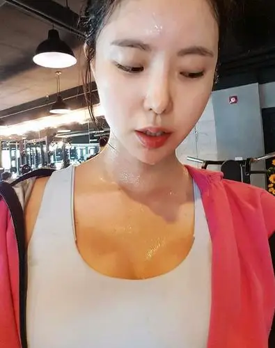 她喜欢瑜伽并坚持健身锻炼每次都大汗淋漓