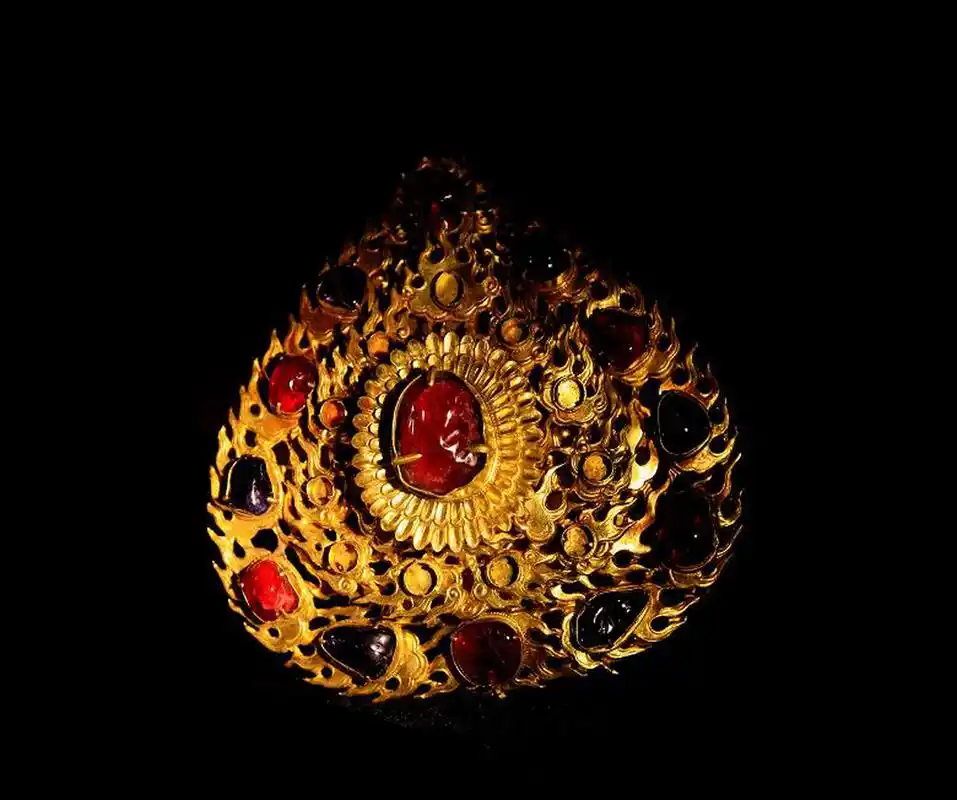 头面是明代权贵人家妇女的常用首饰.