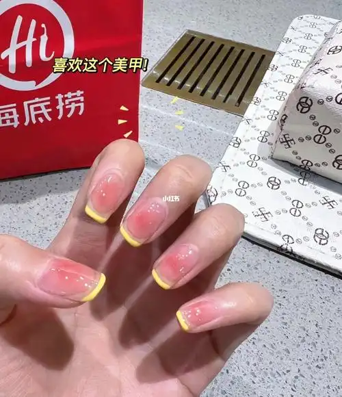 在中间晕染90号黄色勾边这个款式真的很显白非常适合夏天#海底捞美甲