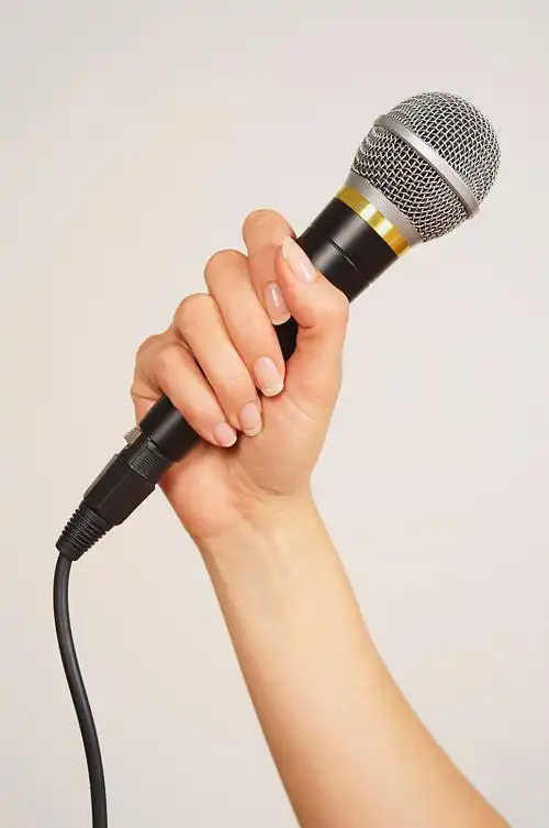 拿着麦克风的白人女人图片下载