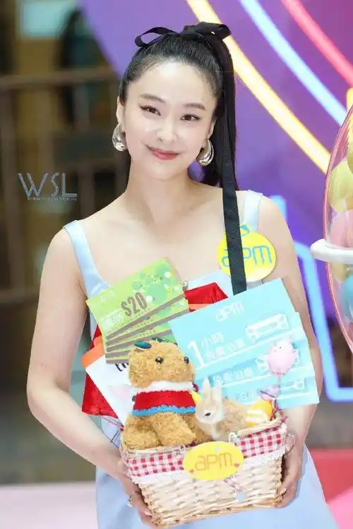 tvb女星陈滢开胸吊带裙配搭黑丝袜出席活动,性感迷人有青春气息