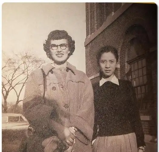 在1963年的寒冬,常沙娜与32岁的崔泰山步入了婚姻的殿堂.