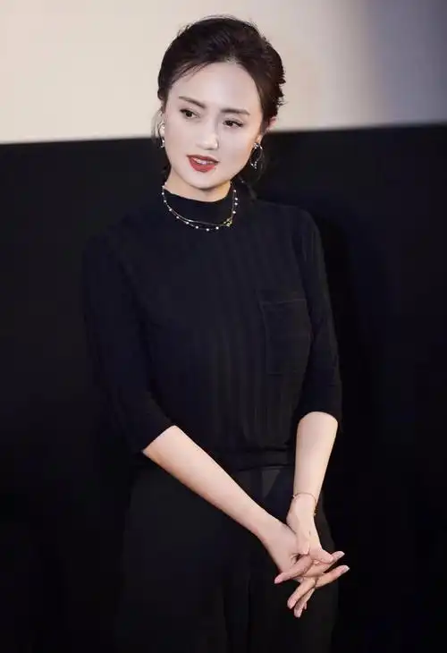 朱媛媛,身穿黑色服饰!__财经头条