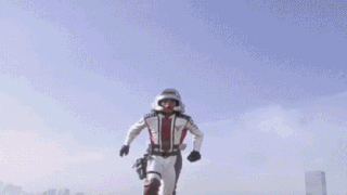 和迪迦的石像一体化,得到迪迦的力量后进入他的guts制服里的变身道具