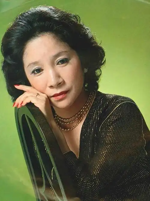 歌手身份也慢慢被人遗忘,甚至被忘记曾是高仓健的妻子.