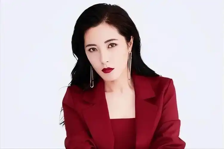 曾黎近照曝光,47岁头顶白发显老态,穿拖鞋逛街,蹲地吃饭无人识