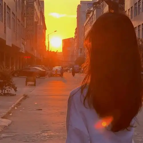 背影女头 | 夕阳下氛围感女生头像_漂亮_网络综合_微信